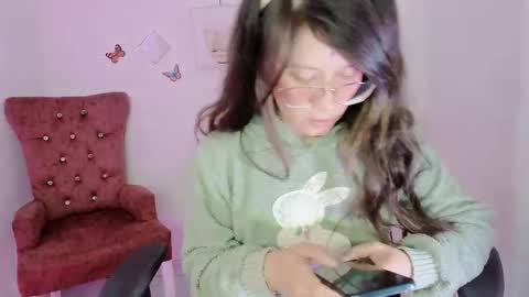 Snapshot of zooeybelair chatting on 14, 11, 2025 Alicie online show from 14, 11, 2025