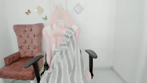 Snapshot of zooeybelair chatting on 18, 11, 2025 Alicie online show from 18, 11, 2025