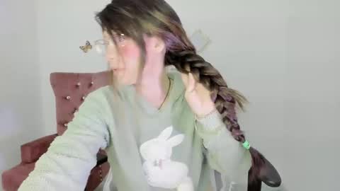 Snapshot of zooeybelair chatting on 19, 11, 2025 Alicie online show from 19, 11, 2025