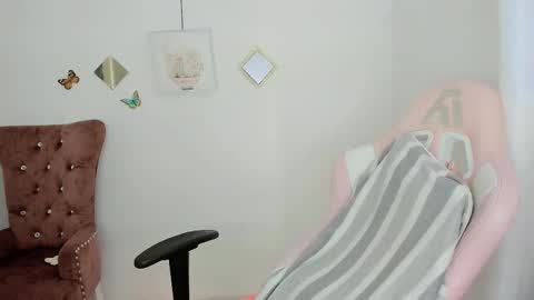 Snapshot of zooeybelair chatting on 24, 11, 2025 Alicie online show from 24, 11, 2025