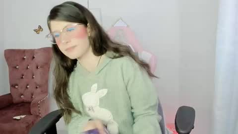 Snapshot of zooeybelair chatting on 26, 11, 2025 Alicie online show from 26, 11, 2025