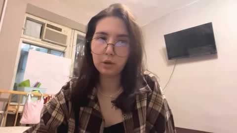 Snapshot of zoraidamorini chatting on 13, 11, 2025 Hello My name is Lia im new model here and welcome to little world online show from 13, 11, 2025