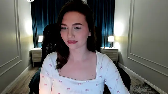 Snapshot of GracefulLook chatting on 4, 2, 2025 GracefulLook online show from 4, 2, 2025