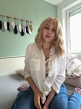 Snapshot of LaurenSommer chatting on 12, 11, 2025 LaurenSommer online show from 12, 11, 2025