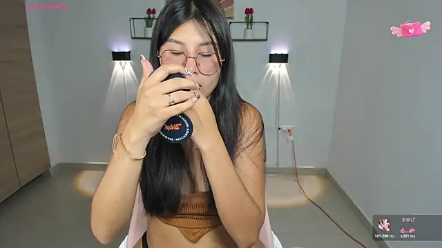 Snapshot of emily_villamil chatting on 20, 10, 2025 emily villamil online show from 20, 10, 2025