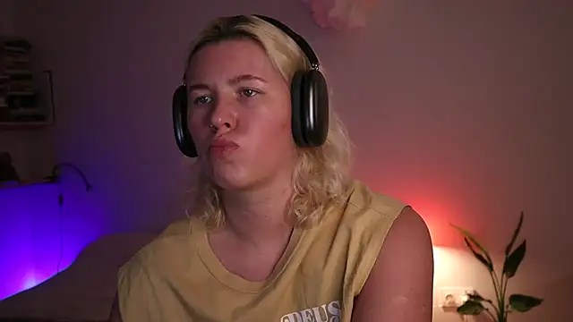 moonamii online show from 30, 1, 2025