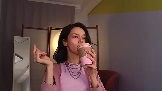 Snapshot of VivianLy_ chatting on 27, 2, 2025 VivianLy online show from 27, 2, 2025