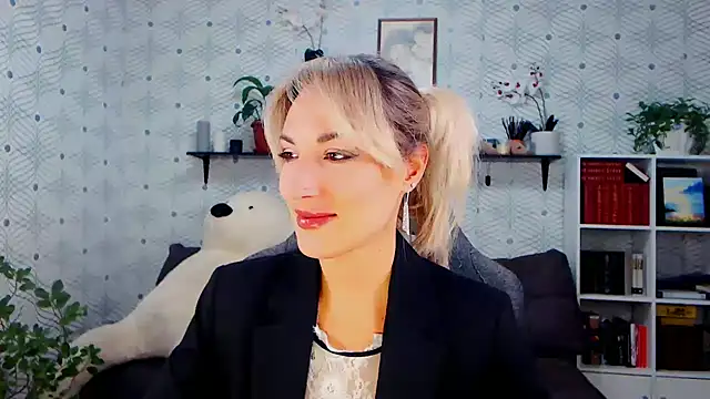 Snapshot of MillaXQueen chatting on 14, 10, 2025 MillaXQueen online show from 14, 10, 2025