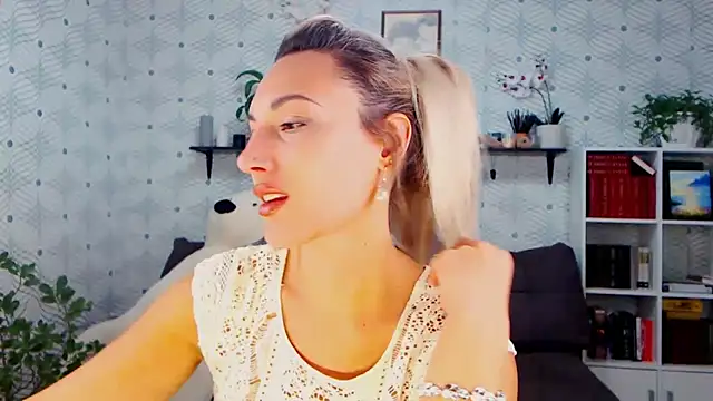 Snapshot of MillaXQueen chatting on 15, 10, 2025 MillaXQueen online show from 15, 10, 2025