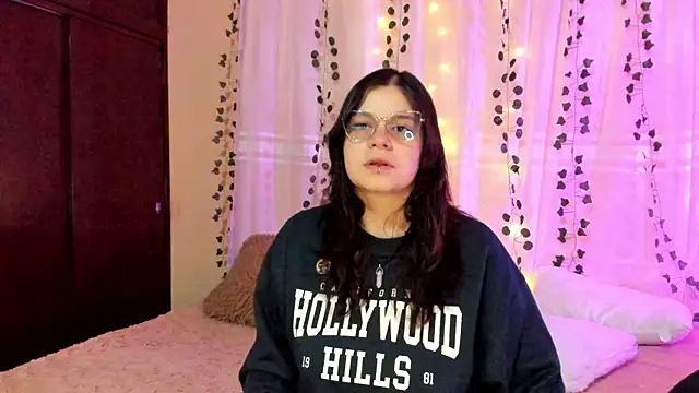 Snapshot of Mey_moon chatting on 12, 12, 2024 Mey moon online show from 12, 12, 2024