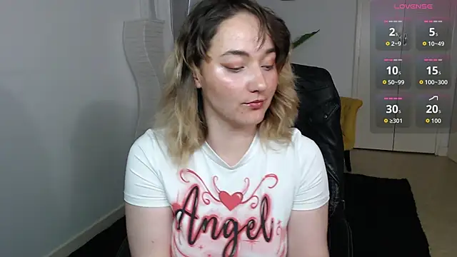 Snapshot of Crystal-dreamt chatting on 16, 7, 2026 Crystal-dreamt online show from 16, 7, 2026