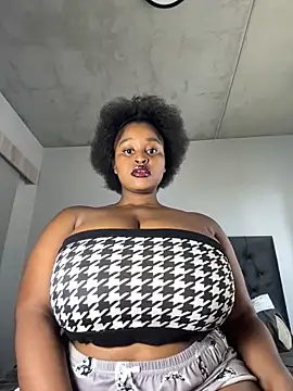 Snapshot of KnockoutBestie chatting on 5, 1, 2025 KnockoutBestie online show from 5, 1, 2025