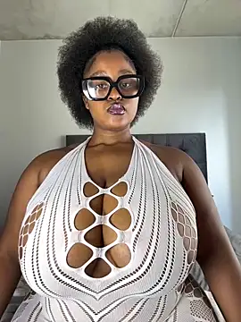 Snapshot of KnockoutBestie chatting on 4, 3, 2025 KnockoutBestie online show from 4, 3, 2025