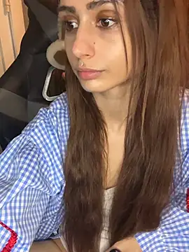 LaPetitechienne1 online show from 1, 2, 2025