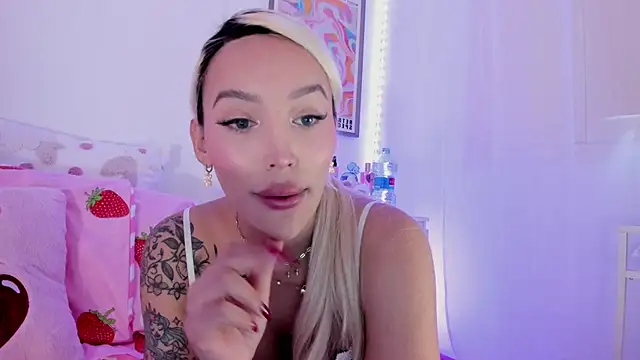 Snapshot of _viioletweekend_ chatting on 25, 2, 2025 viioletweekend online show from 25, 2, 2025