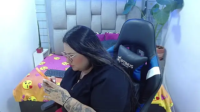 Snapshot of evelin_zaens chatting on 5, 7, 2026 evelin zaens online show from 5, 7, 2026