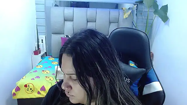Snapshot of evelin_zaens chatting on 18, 7, 2026 evelin zaens online show from 18, 7, 2026