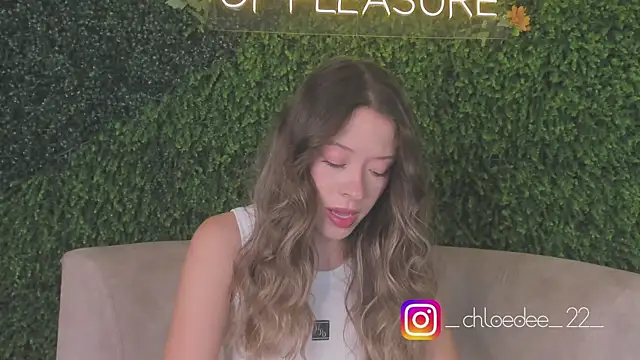 Snapshot of chloe_d chatting on 17, 10, 2025 chloe d online show from 17, 10, 2025