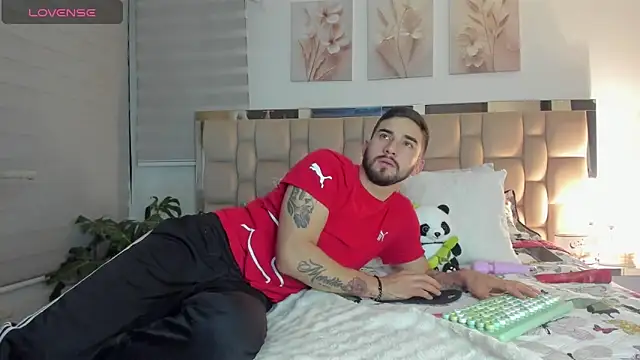 Snapshot of Vanessa_and_liam chatting on 12, 3, 2025 Vanessa and liam online show from 12, 3, 2025