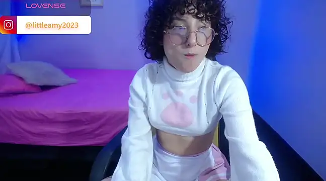 Snapshot of little__amy_ chatting on 5, 1, 2025 little amy online show from 5, 1, 2025