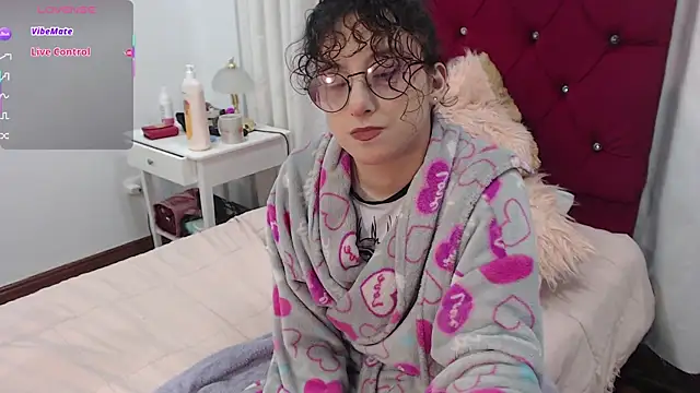 Snapshot of little__amy_ chatting on 11, 10, 2025 little amy online show from 11, 10, 2025