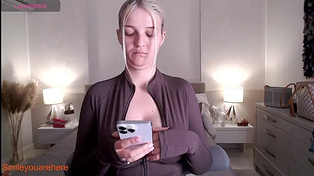 Smileyouarehere online show from 5, 4, 2026