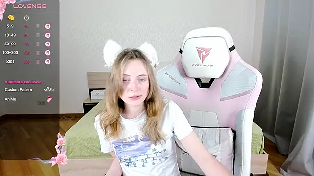 Snapshot of Cowell_Adelina chatting on 14, 9, 2025 Cowell Adelina online show from 14, 9, 2025