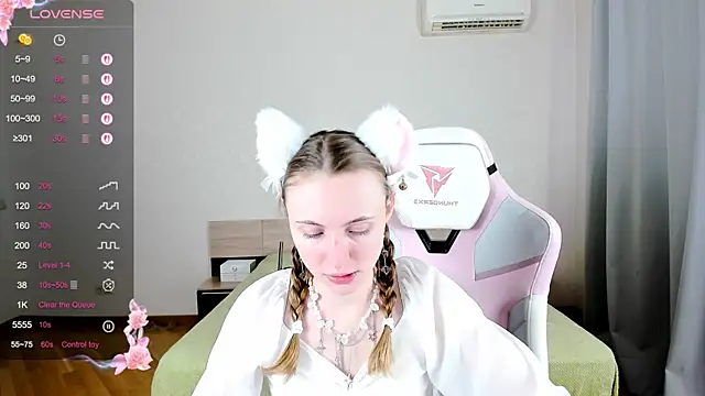 Snapshot of Cowell_Adelina chatting on 15, 9, 2025 Cowell Adelina online show from 15, 9, 2025