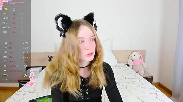 Snapshot of Cowell_Adelina chatting on 4, 10, 2025 Cowell Adelina online show from 4, 10, 2025