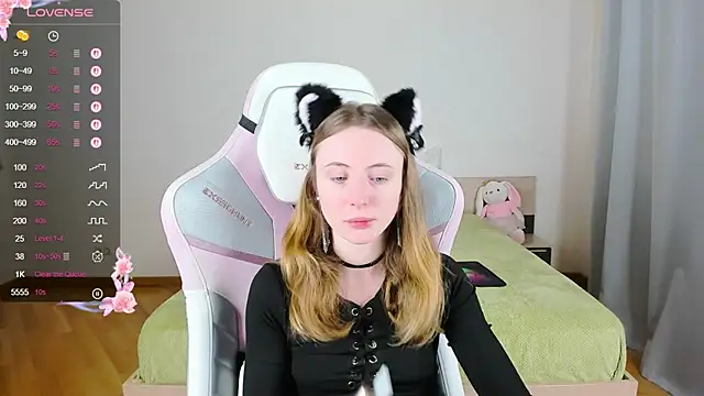 Snapshot of Cowell_Adelina chatting on 13, 10, 2025 Cowell Adelina online show from 13, 10, 2025