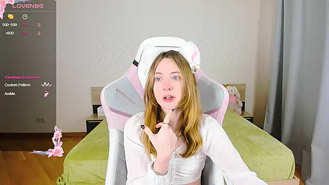 Snapshot of Cowell_Adelina chatting on 19, 10, 2025 Cowell Adelina online show from 19, 10, 2025