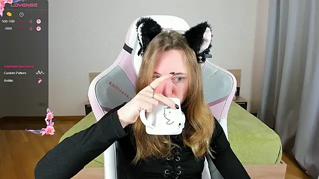 Snapshot of Cowell_Adelina chatting on 25, 10, 2025 Cowell Adelina online show from 25, 10, 2025