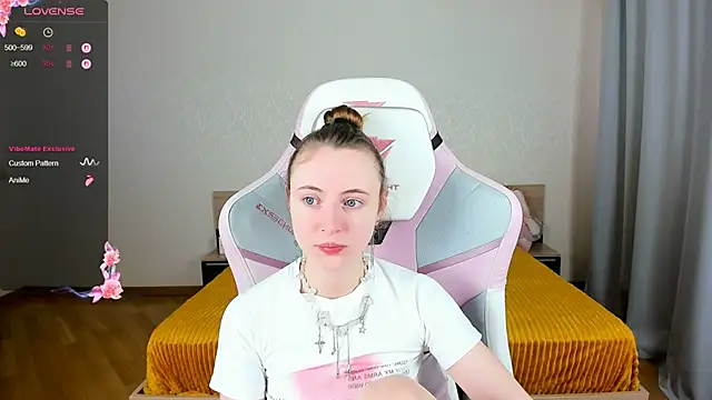 Snapshot of Cowell_Adelina chatting on 26, 10, 2025 Cowell Adelina online show from 26, 10, 2025