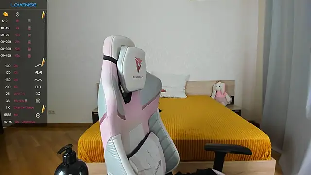 Snapshot of Cowell_Adelina chatting on 31, 10, 2025 Cowell Adelina online show from 31, 10, 2025