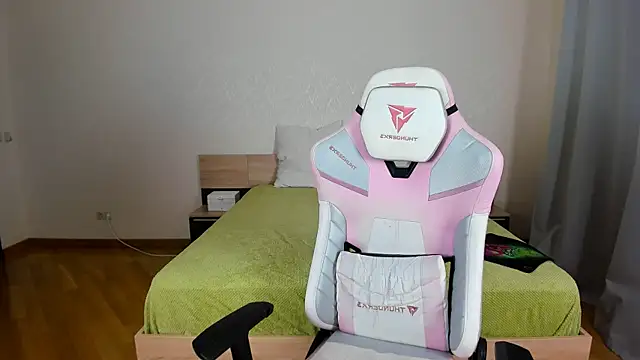 Snapshot of Cowell_Adelina chatting on 29, 11, 2025 Cowell Adelina online show from 29, 11, 2025