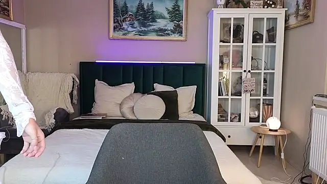 JoanneGG online show from 18, 2, 2025