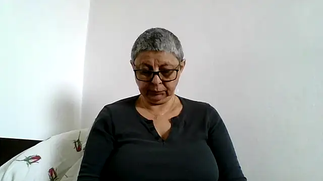 Snapshot of roseblak42 chatting on 1, 5, 2026 roseblak42 online show from 1, 5, 2026