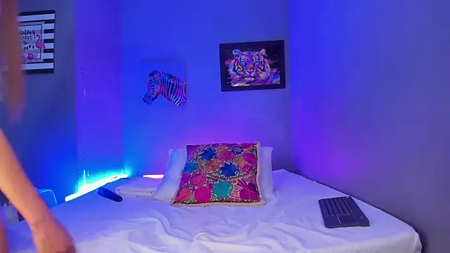 IsabellaSpencer online show from 1, 2, 2025