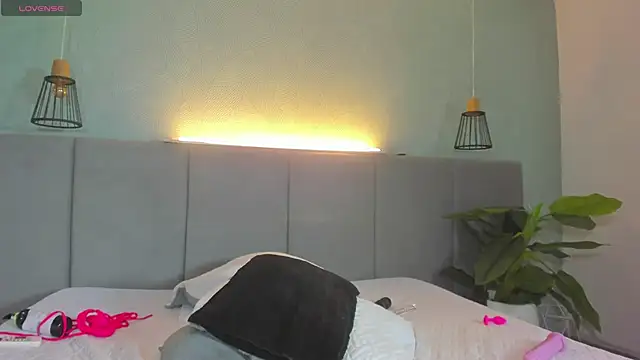 Snapshot of LiaVelez chatting on 19, 2, 2025 LiaVelez online show from 19, 2, 2025