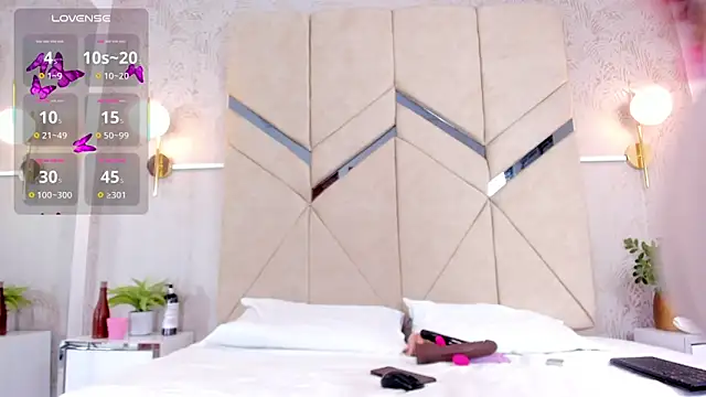 Snapshot of LiaVelez chatting on 4, 10, 2025 LiaVelez online show from 4, 10, 2025