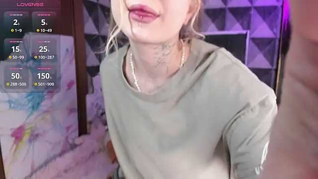 Snapshot of little_grinch666 chatting on 16, 4, 2026 little grinch666 online show from 16, 4, 2026