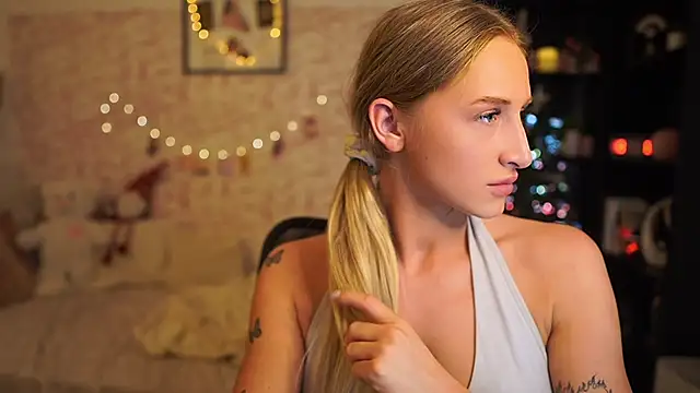 Nicolette  Shea  online show from 3, 12, 2025