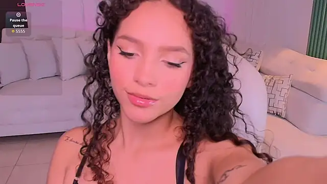 Snapshot of anahi_curlie1 chatting on 9, 4, 2026 anahi curlie1 online show from 9, 4, 2026