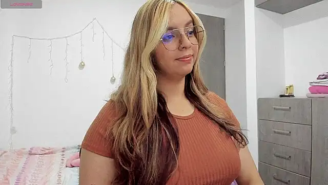 Snapshot of Valery7rose_ chatting on 18, 3, 2025 Valery7rose online show from 18, 3, 2025