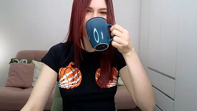 Snapshot of AliciaNewell chatting on 30, 10, 2025 AliciaNewell online show from 30, 10, 2025