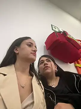 Snapshot of _Caroliinee_ chatting on 28, 1, 2025 Caroliinee online show from 28, 1, 2025