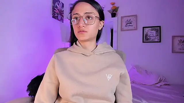 Snapshot of _Caroliinee_ chatting on 19, 2, 2025 Caroliinee online show from 19, 2, 2025