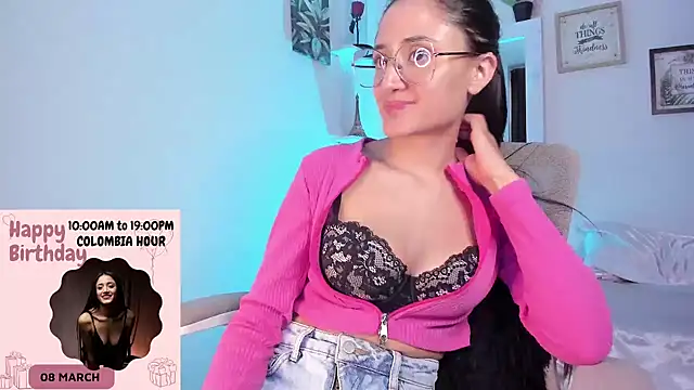 Snapshot of _Caroliinee_ chatting on 7, 3, 2025 Caroliinee online show from 7, 3, 2025