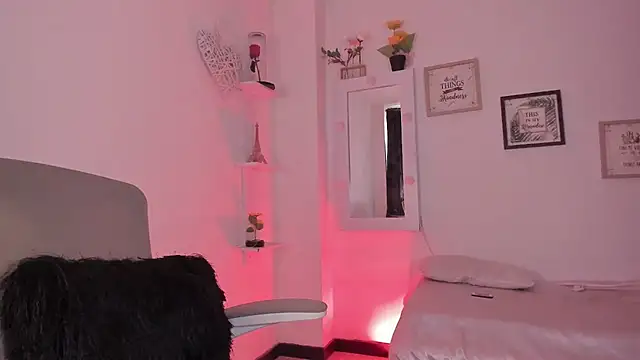 Snapshot of _Caroliinee_ chatting on 10, 9, 2025 Caroliinee online show from 10, 9, 2025