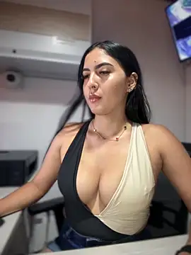 Snapshot of MarianaBenz chatting on 4, 10, 2025 MarianaBenz online show from 4, 10, 2025